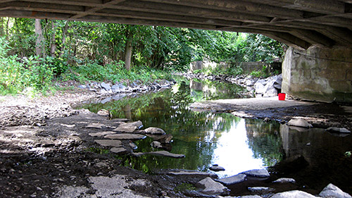Guldental, Guldenbachbrücke mit Eimer (Jul. 2011) Guldental, Guldenbachbrücke mit Eimer (Jul. 2011)
