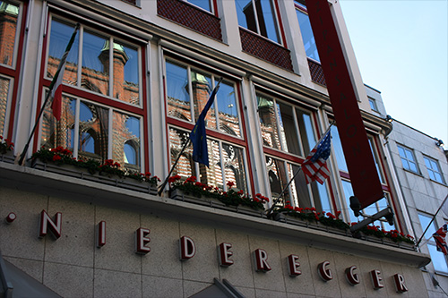 Niederegger, Spiegelung Rathaus Lübeck (Okt. 2007) Niederegger, Spiegelung Rathaus Lübeck (Okt. 2007)