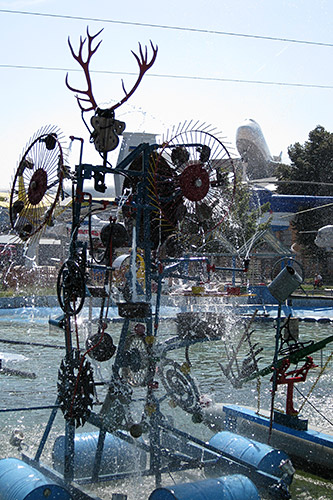 Speyer, Technikmuseum, Zahnradbrunnen im Gegenlicht (Aug. 2009)