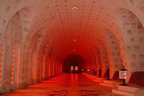 Verdun, Ossuaire de Douaumont (Okt 2003) Bahngleise bei Bad Münster am Stein (Mai 2005)